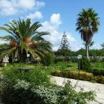 Kleine Parkanlage - nachts mit Beleuchtung