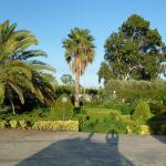 Kleine Parkanlage - nachts mit Beleuchtung