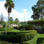 Kleine Parkanlage - nachts mit Beleuchtung