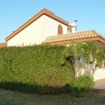 Außendusche hinter der Hecke