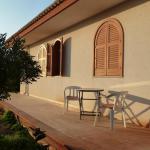 Hinter dem Haus den Sonnenuntergang genießen