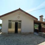 Garage mit angrenzendem überdachtem Grillplatz