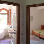 Blick in Schlafzimmer und Bad