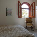 Schlafzimmer mit französischem Bett und Klimaanlage