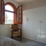 Schlafzimmer mit französischem Bett und Klimaanlage