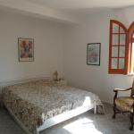 Schlafzimmer mit französischem Bett und Klimaanlage